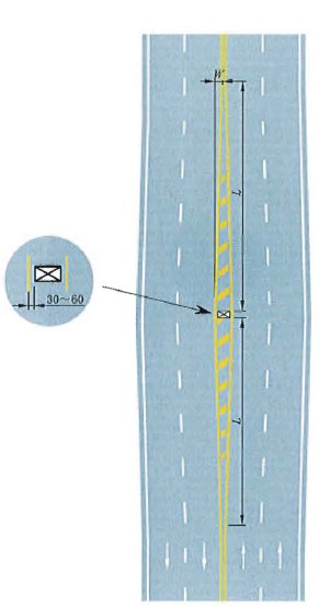 双向四车行道道路接近道路中心障碍物标线设置示例